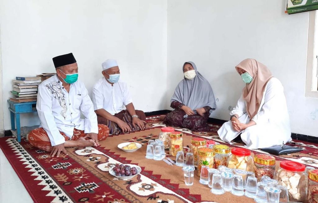 Calon Bupati Banyuwangi Ipuk Fiestiandani saat sowan ke para kiai