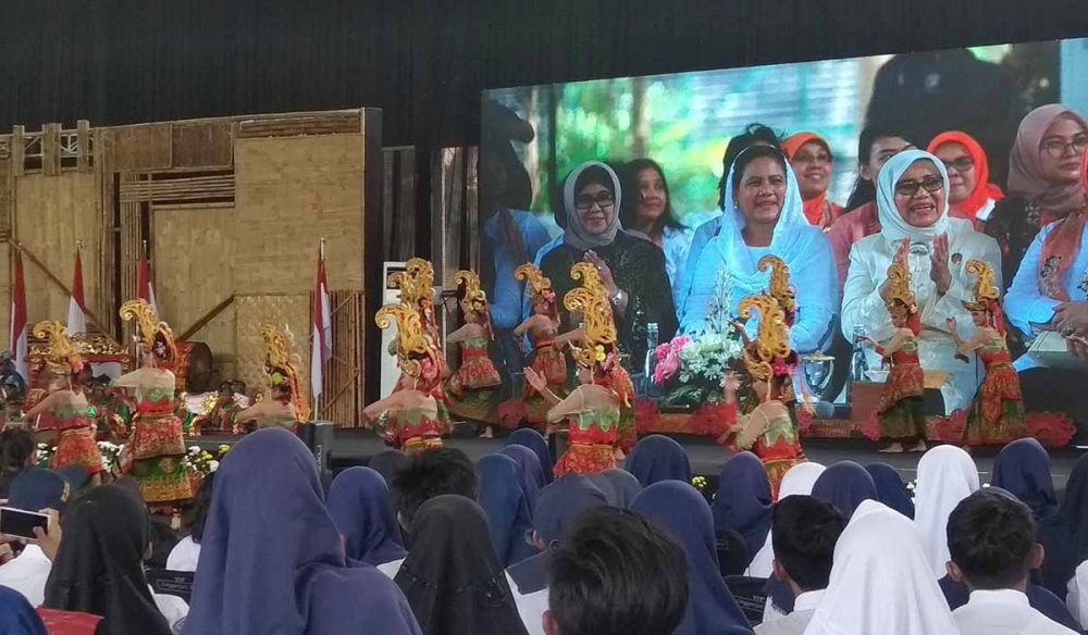 Ibu Negara Iriana Joko Widodo (Jokowi) saat memberi pengarahan di depan ribuan siswa di Banyuwangi