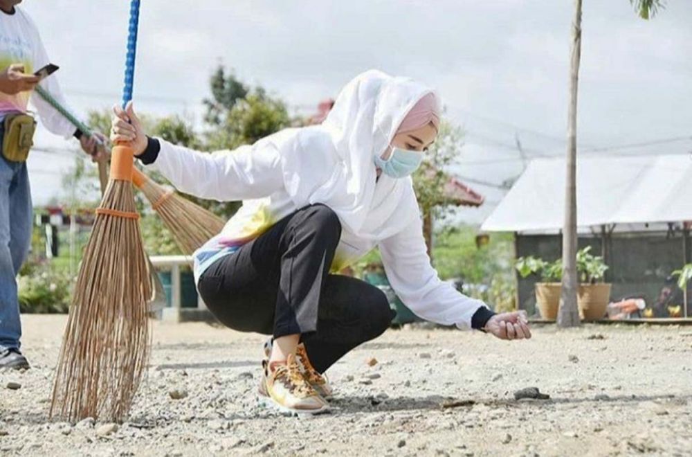 Istri bupati yang cantik itu curhat soal sampah rokok yang ia temui (foto-foto: Akun Instagram pribadi sang istri bupati) 