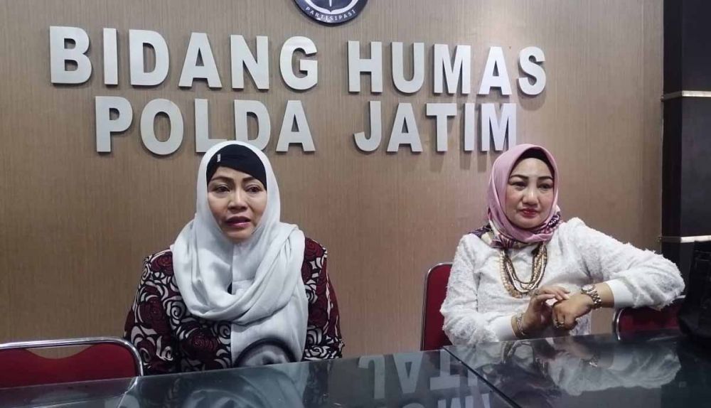 Titik Purnomosas, istri Kadishub Jatim Ir (kiri) usai melapor ke Polda Jatim 