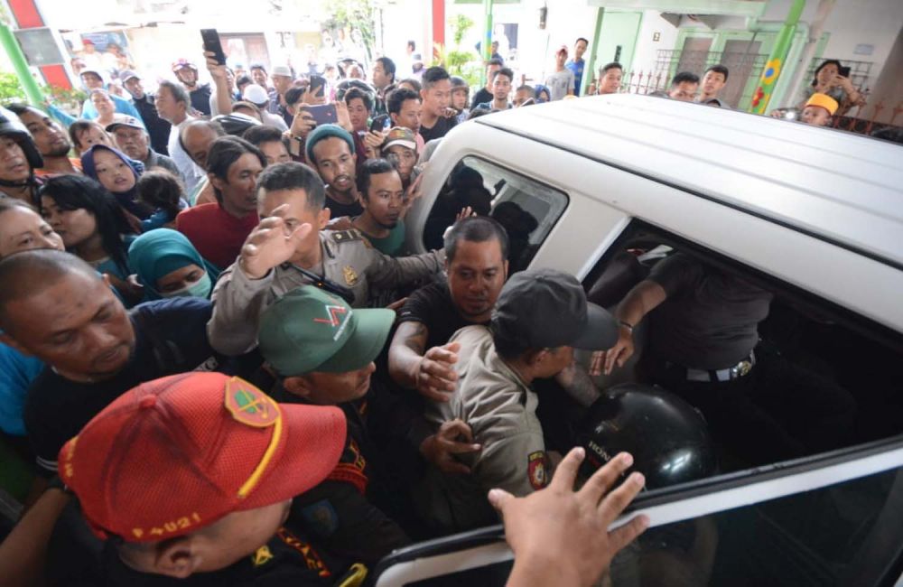 Evakuasi wanita yang sempat dituduh sebagai penculik anak di Karang Rejo Sawah, Wonokromo, Surabaya
