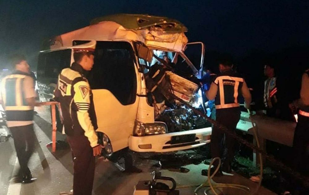 Petugas mengevakuasi para korban dan mobil Isuzu Elf yang menabrak bagian belakang truk tronton tidak dikenal di Tol Madiun-Ngawi