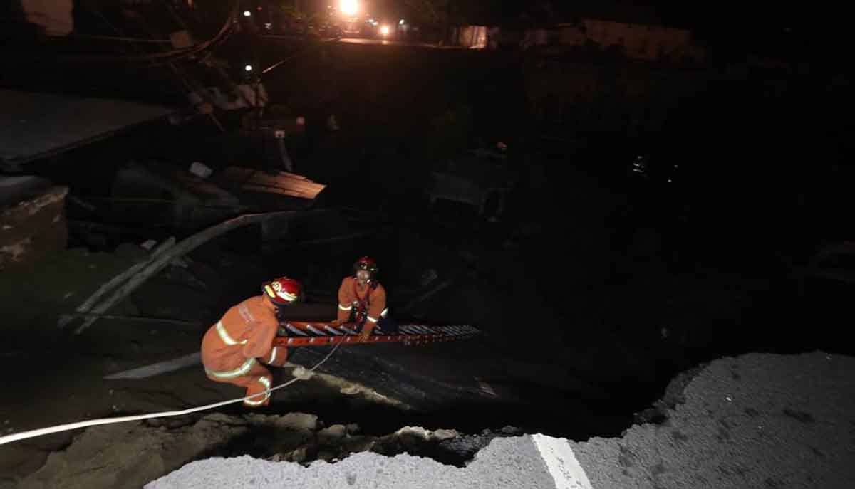 Petugas Basarnas turun ke lokasi amblesnya Jalan Raya Gubeng Surabaya (foto: Istimewa)