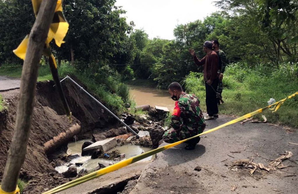 Jalan penghubung dua desa di Kecamatan Jetis, Kabupaten Mojokerto yang ambles