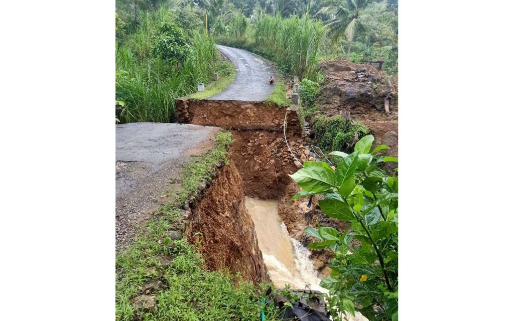 Salah satu ruas jalan kampung di Pacitan yang putus akibat diterjang banjir bandang (Foto: Istimewa)