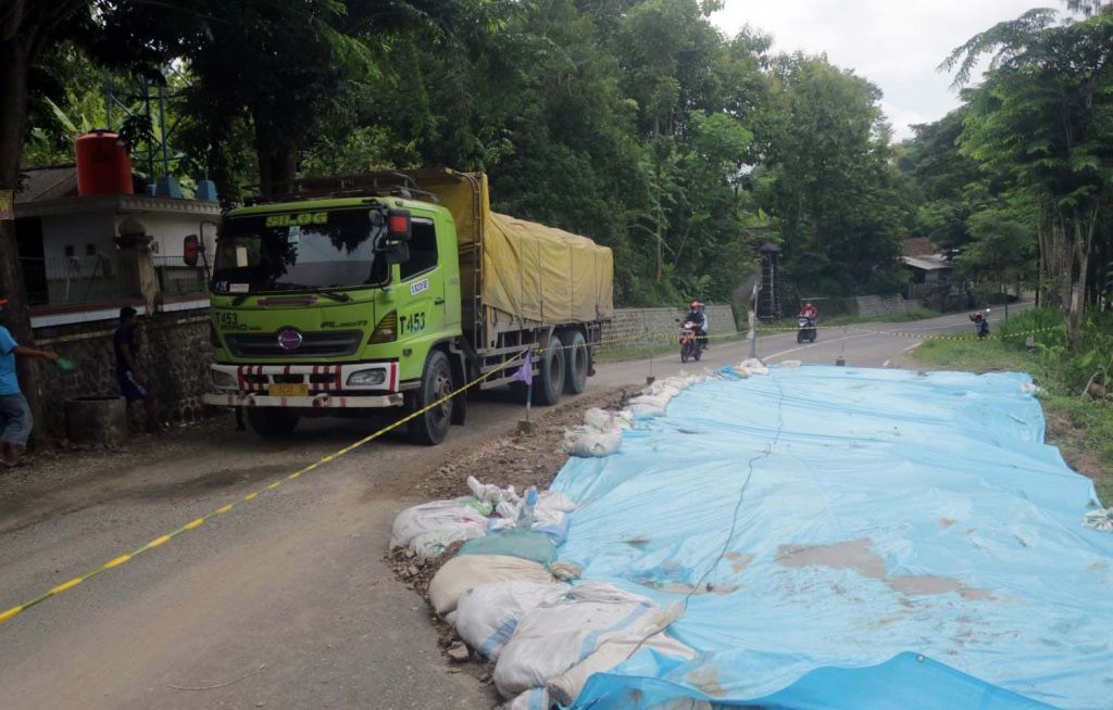 Jalan penghubung Ponorogo-Pacitan yang ambles