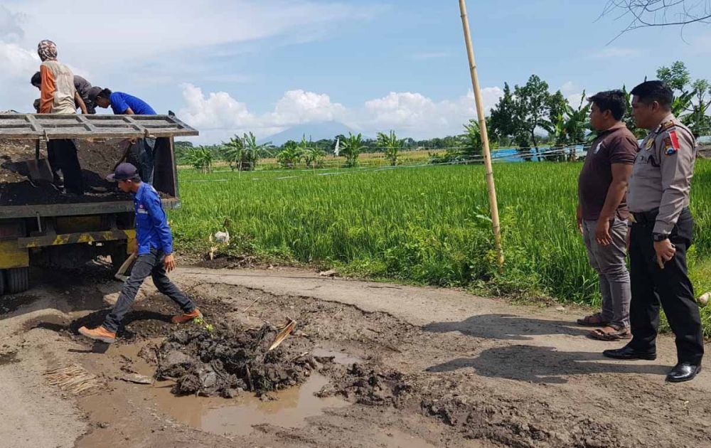 Jalan Rusak yang Ditanami Pohon Pisang di Probolinggo Diperbaiki