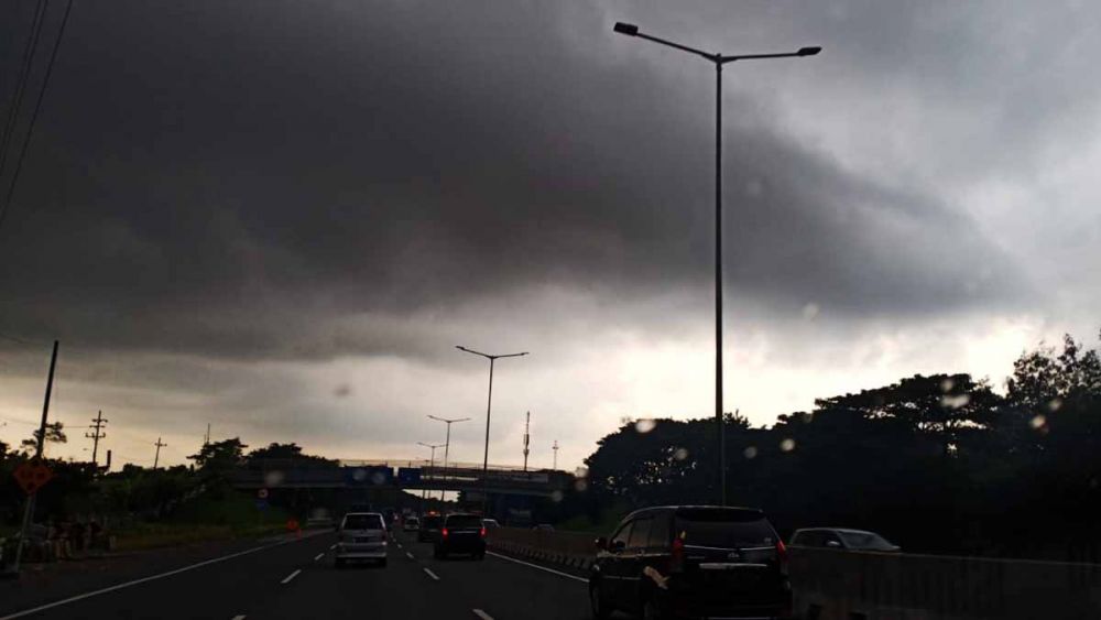 Jalan Tol Sidoarjo berselimut mendung (foto-foto: Budi Sugiharto/jatimnow.com)