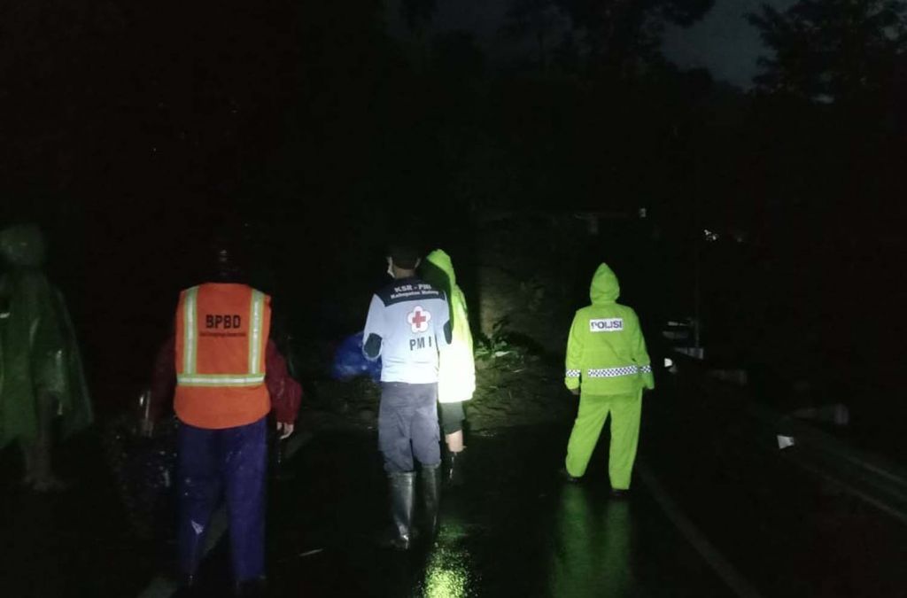 Jalur penghubung Kabupaten Malang-Kediri terputus akibat tertutup material longsor