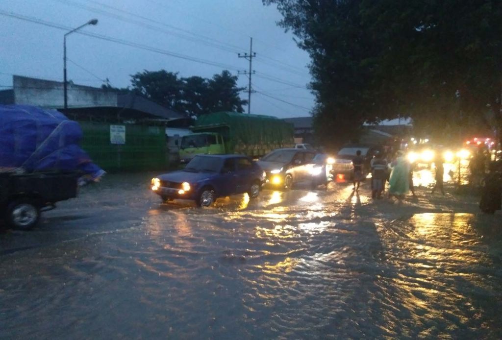 Jalur Pantura di wilayah Dringu, Probolinggo terendam banjir