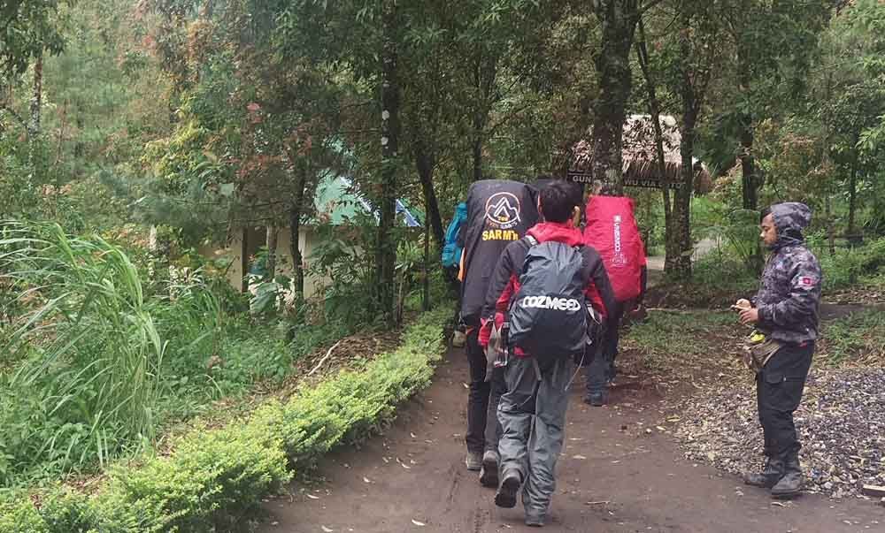 Para pendaki menuju Puncak Gunung Lawu beberapa waktu lalu
