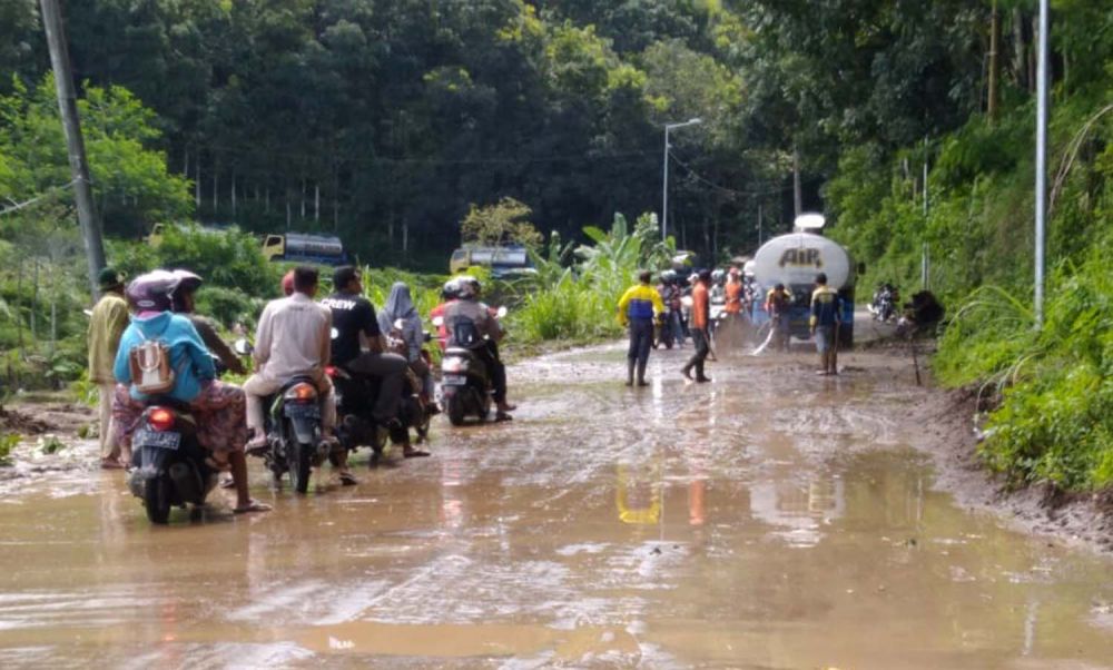 Jalur Trawas-Pacet sudah bisa dilalui kendaraan
