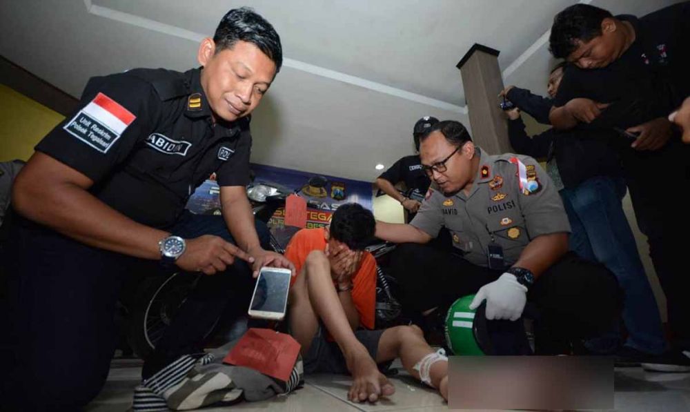 Kompol David Triyo Prasojo dan Iptu Zainul Abidin menginterogasi driver ojek online penjambret