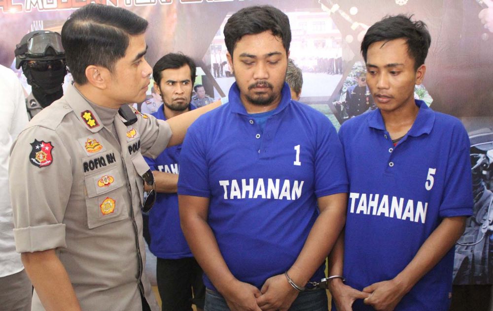 Kapolres Pasuruan AKBP Rofiq Ripto Himawan menginterogasi kedua bandit yang biasa beraksi di Jalan Raya Surabaya-Malang