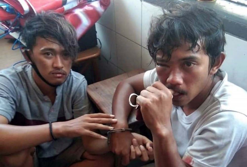 Dua jambret yang dihakimi warga dan nyaris dikepruk paving (Foto: Viral di media sosial)