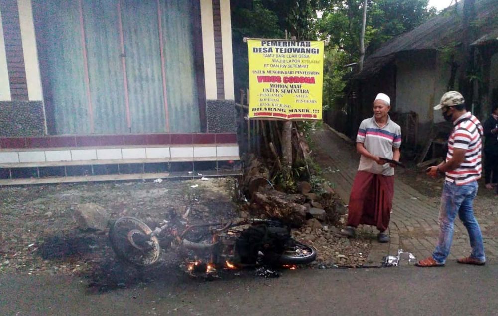 Rampas Tas Isi Uang Rp 2 Ribu, Jambret Dihajar Warga, Motornya Dibakar