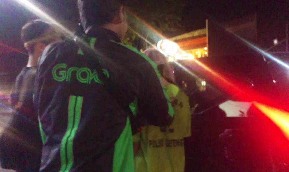 Anggota Unit Reskrim Polsek Genteng Surabaya membawa jambret ke Rumah Sakit Bhayangkara, Surabaya