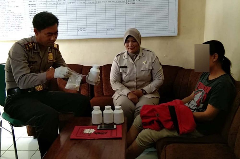 Kapolsek Nongkojajar AKP Sukiyanto menunjukkan barang bukti dan tersangka