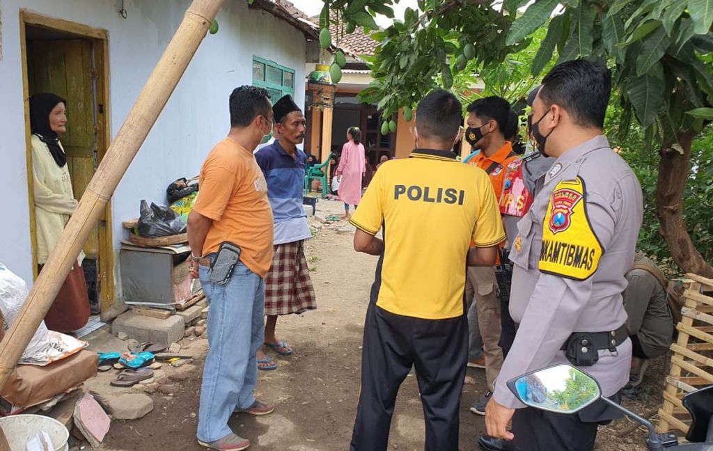 Polisi mendatangi TKP janda muda ditemukan tewas gantung diri