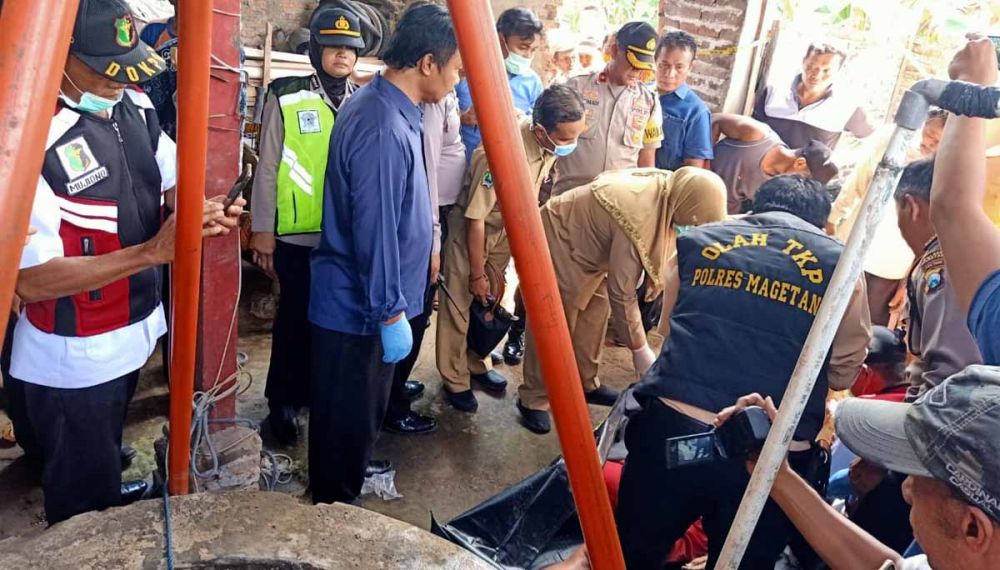 Proses evakuasi jasad janda di Magetan yang tewas di dalam sumur
