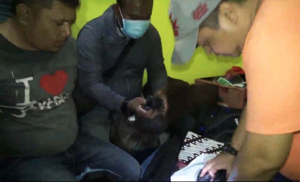 Rizal Imran (kiri), kaki tangan Jufri dalam jaringan bandar narkoba Aceh-Jatim saat diinterogasi Tim Bidang Pemberantasan BNNP Jatim 