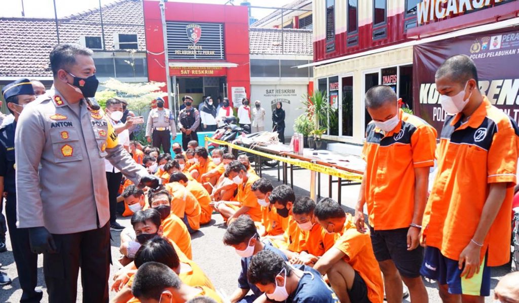 Dua kurir (kanan, berdiri) yang membawa sabu dari Malaysia dengan tujuan Madura diamankan di Mapolres Pelabuhan Tanjung Perak, Surabaya