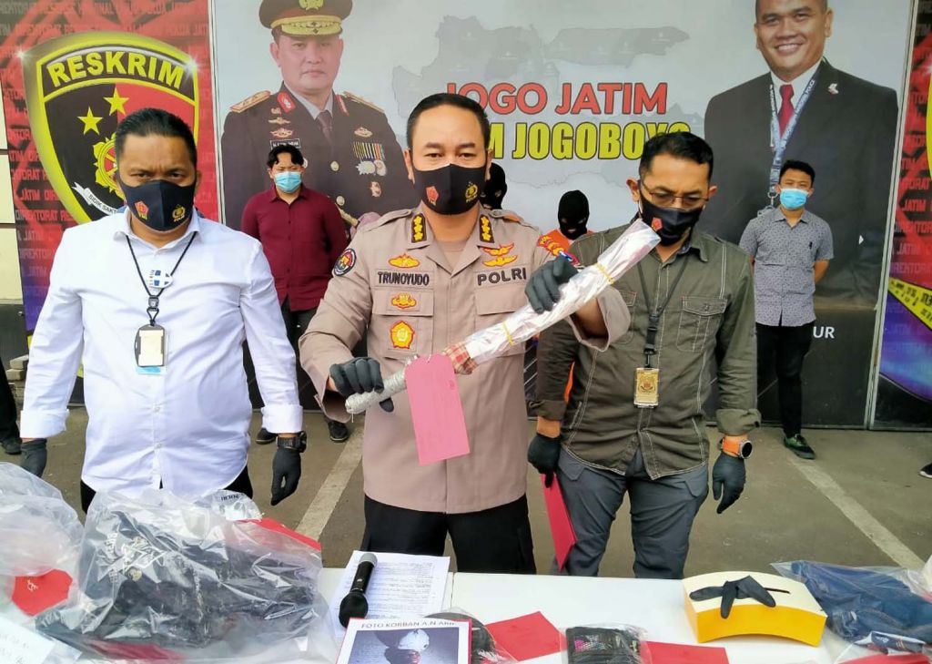 Tersangka dan barang bukti pembunuhan dibeber di Mapolda Jatim