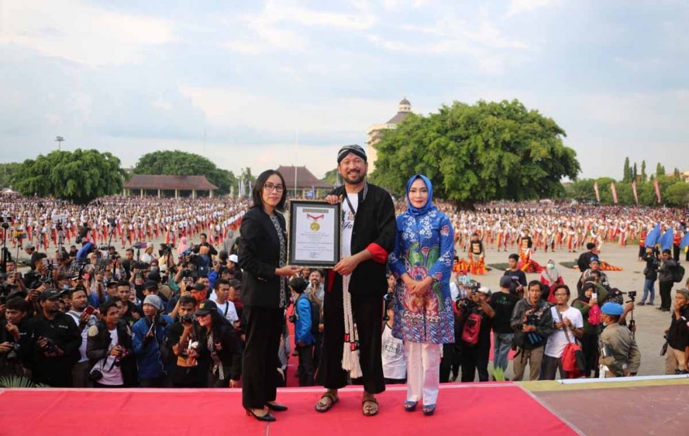 Bupati Ponorogo, Ipong Muchlissoni saat menerima Rekor Muri atas penampilan 2.062 penari Jathil