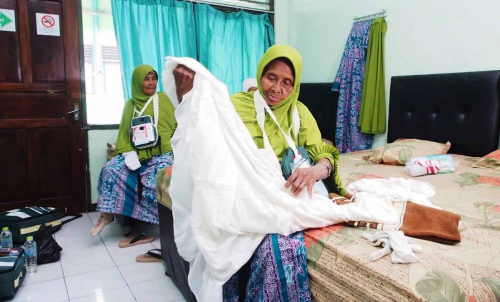 Nenek Tiwa berkemas sebelum bertolak ke tanah suci Kloter 11 Embarkasi Surabaya
