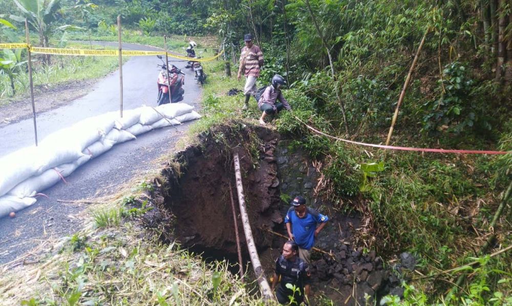 Jembatan penghubung dua kecamatan di Probolinggo ambrol