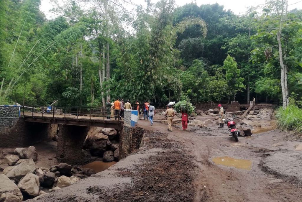 Salah satu jembatan di Pasuruan yang ambrol akibat diterjang banjir bandang