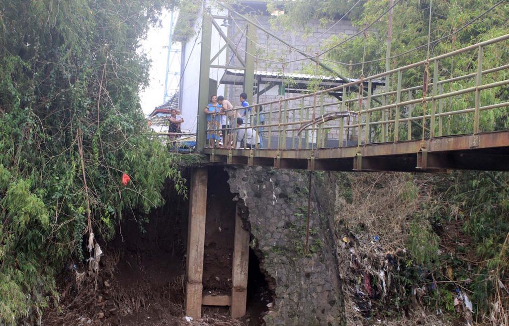 Jembatan gantung di Pasuruan yang rusak akibat diterjang banjir