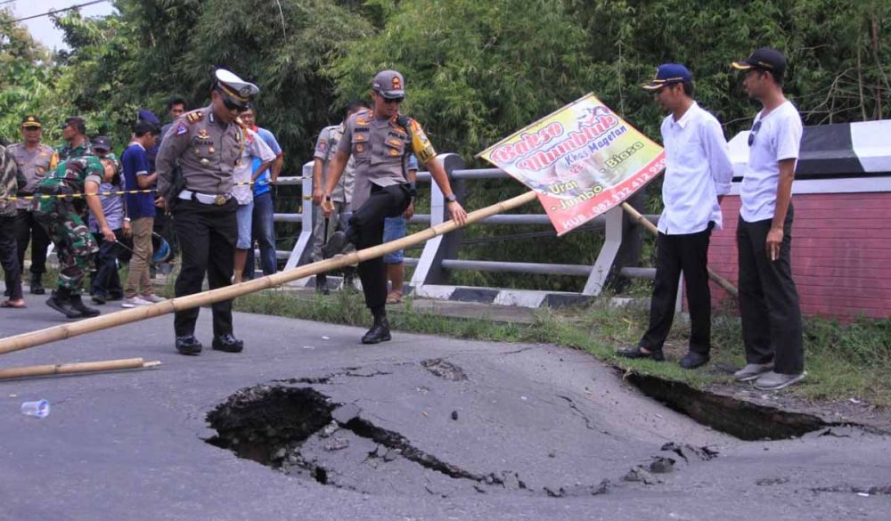 Dinas PUPR Kabupaten Madiun, TNI dan Polisi melakukan pengecekan Jembatan Pattimura Madiun yang ambrol