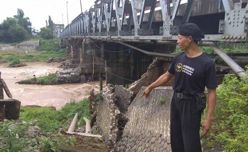 Penampakan plengsengan Jembatan Ngujang Tulungagung yang ambrol