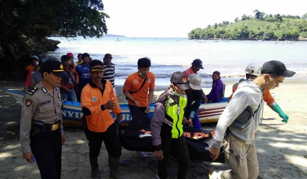 Tim gabungan mengevakuasi jasad pemancing kedua yang ditemukan tewas 