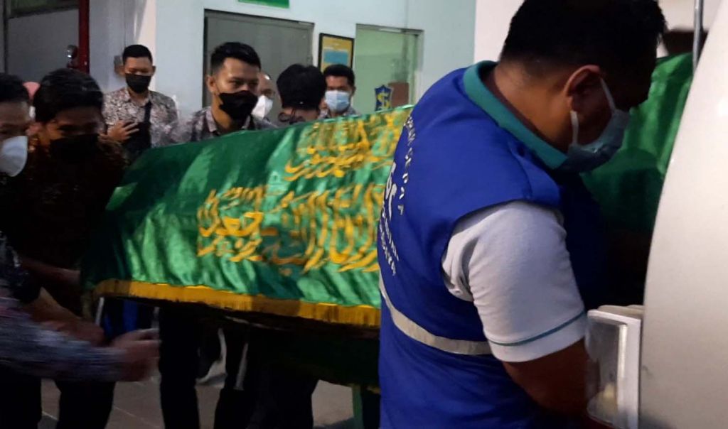 Jenazah Wakil Wali Kota Mojokerto Rizal Zakaria dibawa ke rumah duka dari RSUD dr Soewandhi, Surabaya (Foto: Achmad Supriyadi/jatimnow.com)