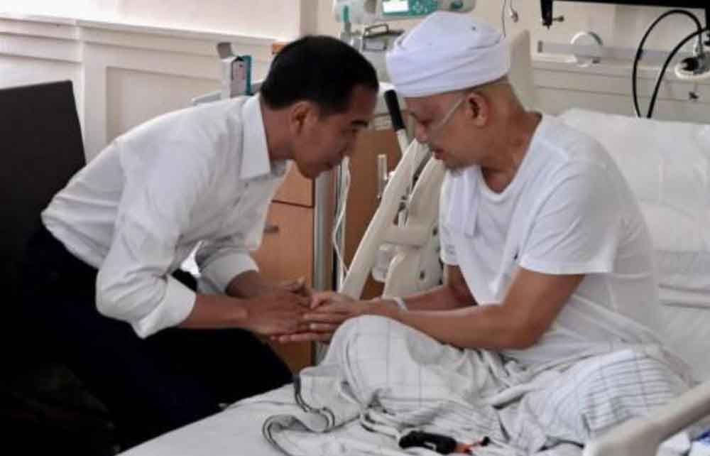 Presiden Jokowi bersama Ustadz Arifin Ilham di RSCM Jakarta (Biro Pers Setpres)
