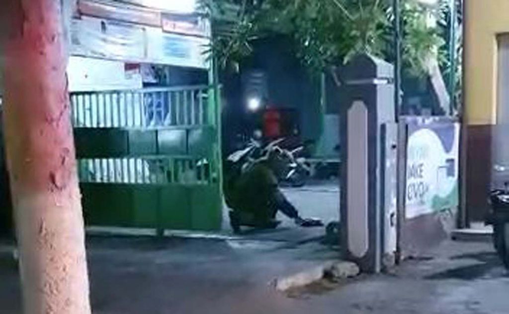 Tim Penjinak Bom (Jibom) Gegana Sat Brimob Polda Jatim mengevakuasi tas mencurigakan