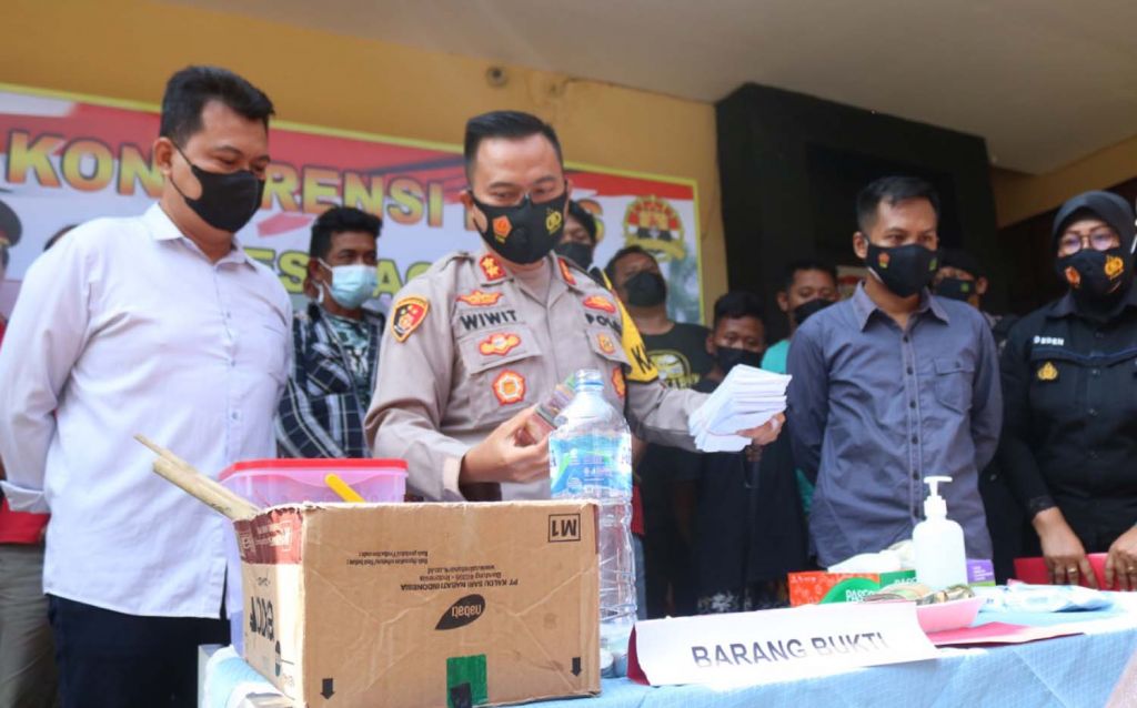 Barang bukti dan tersangka kasus joki pemudik dibeber di Mapolres Pacitan