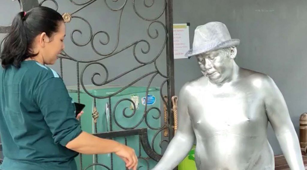 Joko (kanan), saat menjadi manusia silver