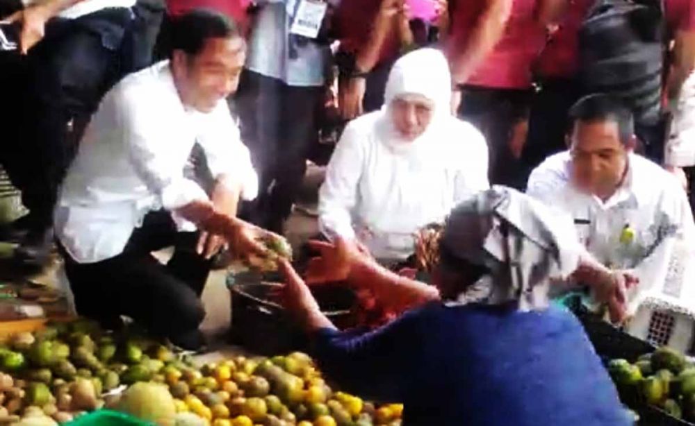 Jokowi didampingi Khofifah saat membeli tomat di Pasar Tradisional Wonoasih, Kota Probolinggo