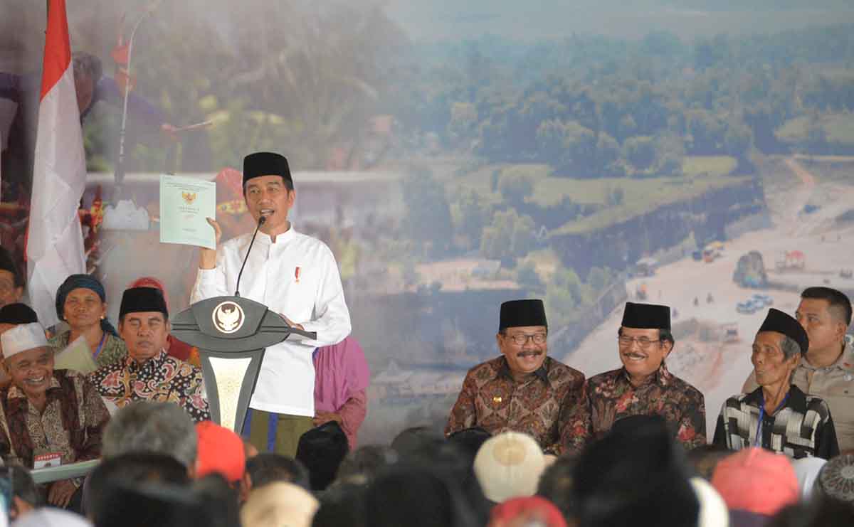 Presiden Jokowi setelah acara pembagian sertifikat tanah untuk rakyat di Pendopo Kabupaten Bangkalan, Madura, Rabu (19/12/2018)