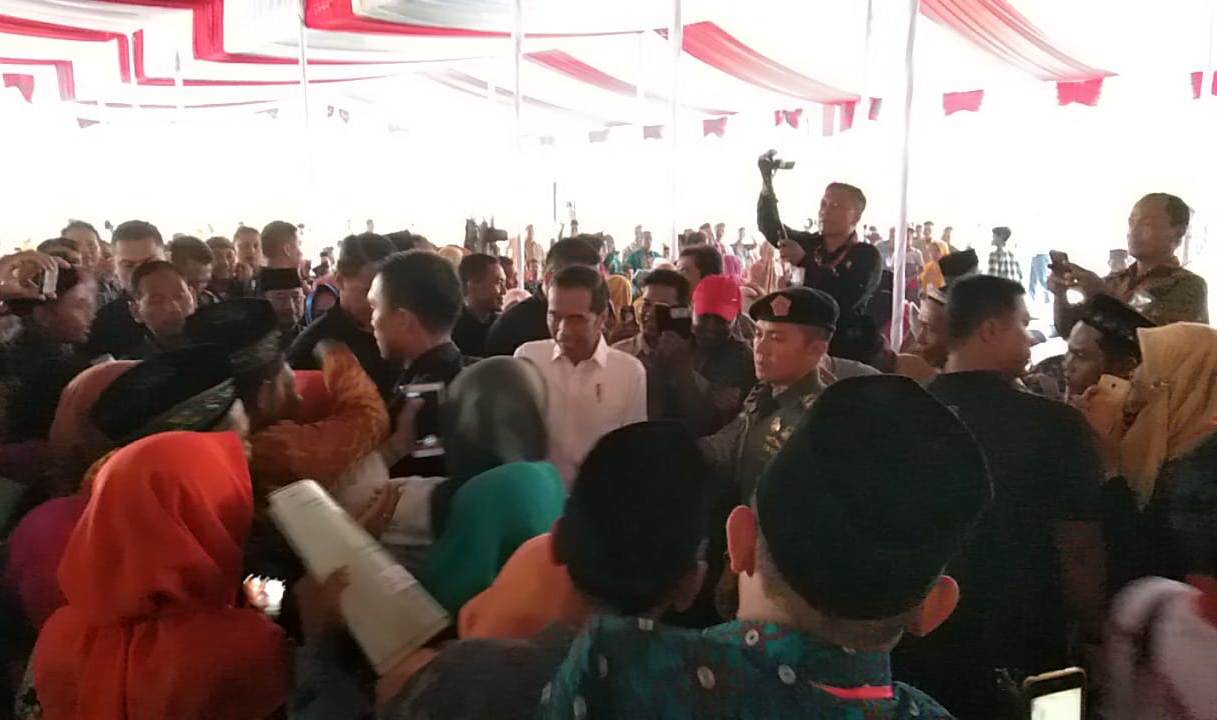 Presiden Jokowi disambut warga penerima sertipikat tanah di Ponorogo