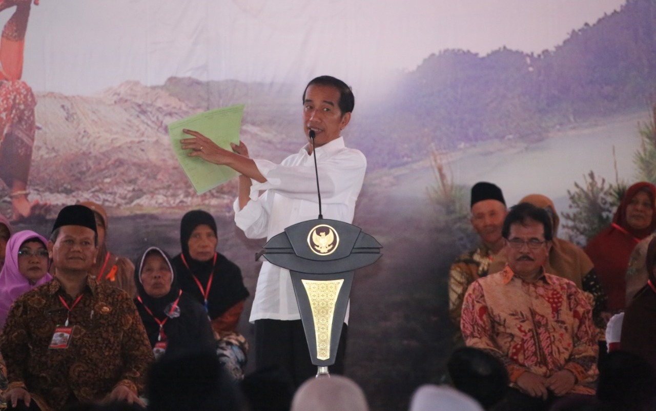 Presiden Jokowi mengklarifikasi bahwa dirinya PKI adalah hoax dan fitnah disela membagian sertipikat tanah di Ponorogo