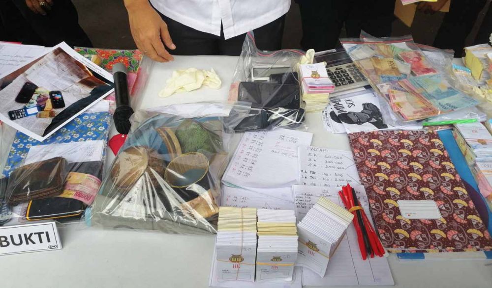 Barang bukti yang disita dari sindikat perjudian di tiga kota di Jatim