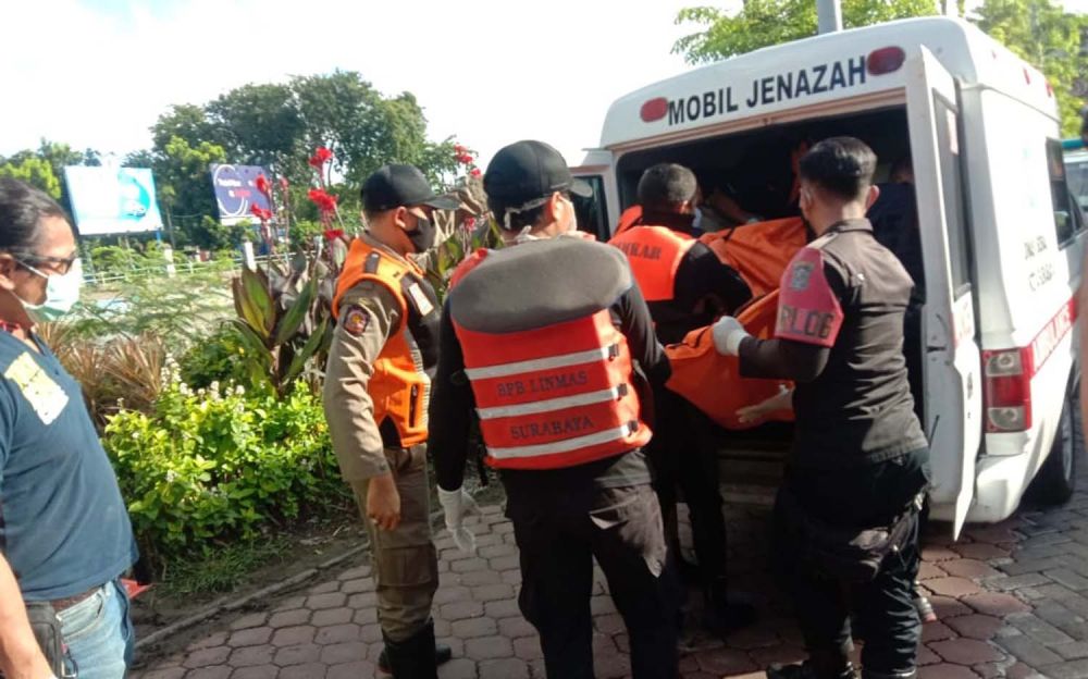 Pria Berompi Juru Parkir Tewas di Sungai Kalimas Kayoon Surabaya