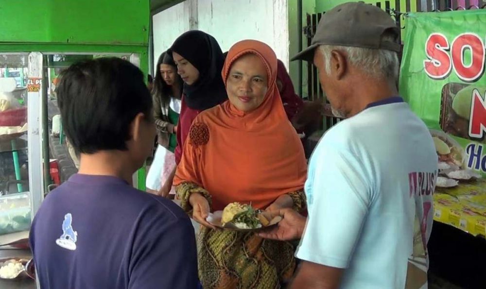 Komunitas Hamba Allah Kota Blitar memberikan nasi gratis kepada sejumlah warga