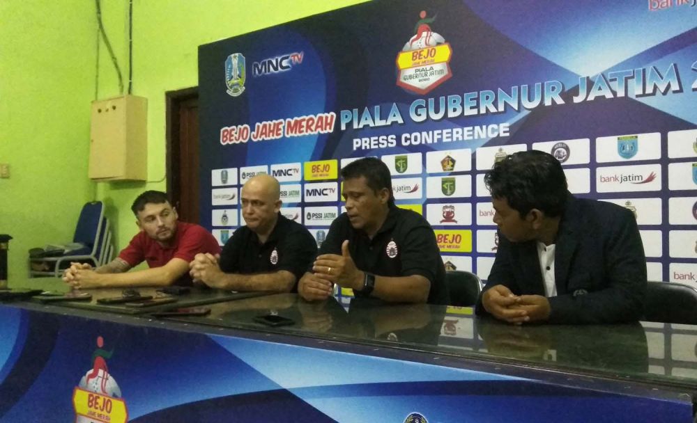 Skuad Persija dalam jumpa pers usai pertandingan final Piala Gubernur Jatim 2020 di Stadion Gelora Delta Sidoarjo
