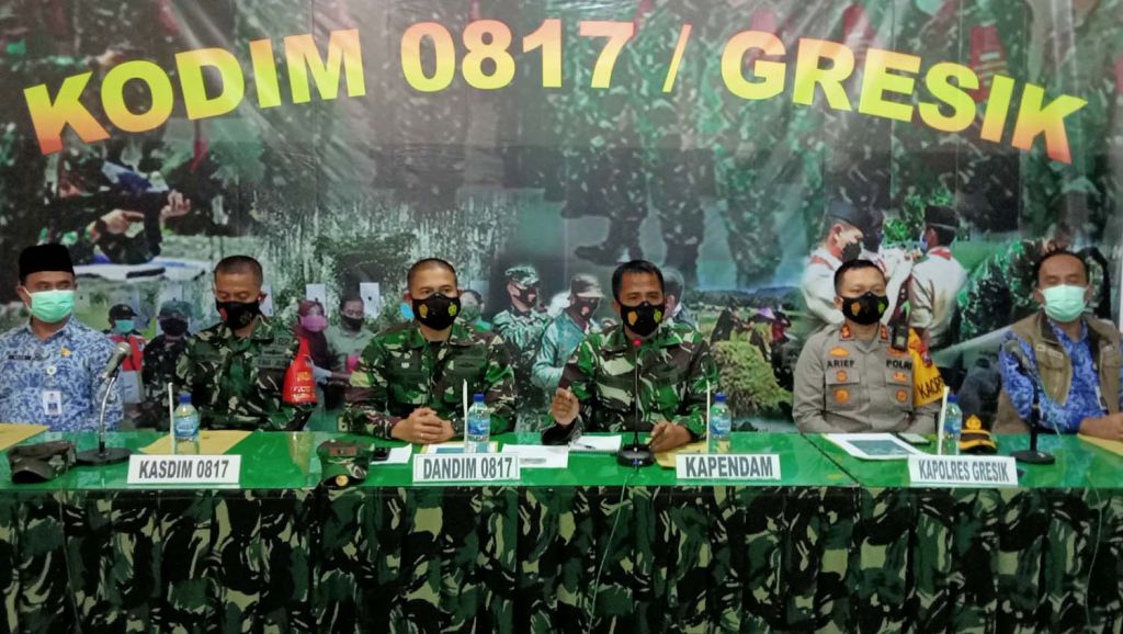 Kapendam V/Brawijaya Kolonel Arm Imam Haryadi dan jajaran forkopimda Gresik menggelar jumpa pers di Kodim 0817