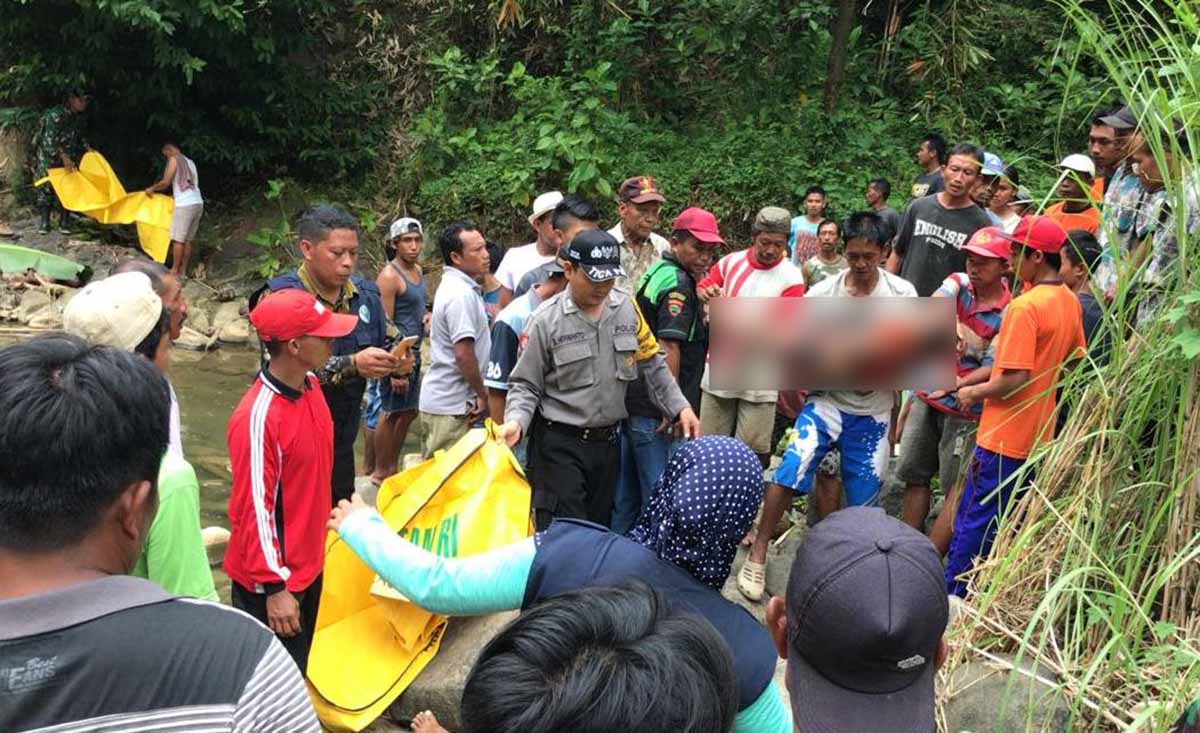 Proses evakuasi para korban tewas di Air Terjun Jurug Gue Trenggalek, Selasa (1/1/2019) kemarin